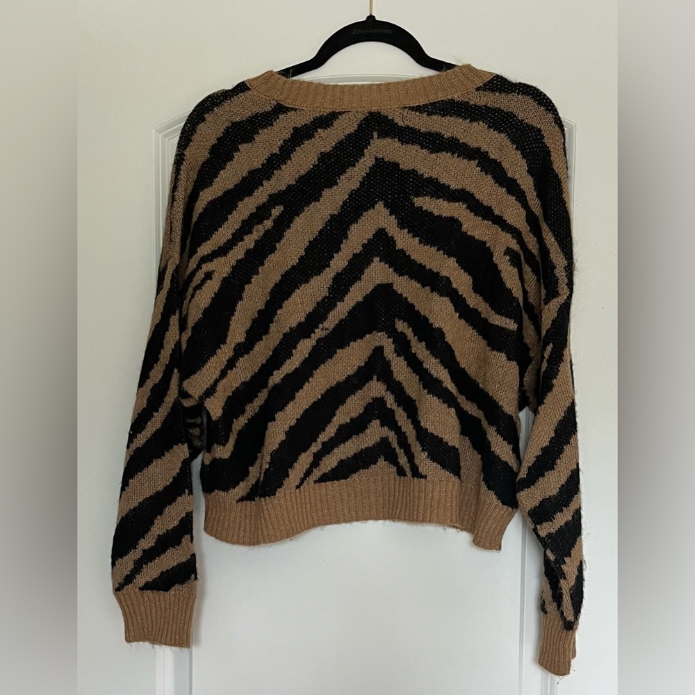 American Eagle Sweater Cropped Tan Black Tiger Animal Print Soft Wool Blend Sz M - Picture 3 of 6
